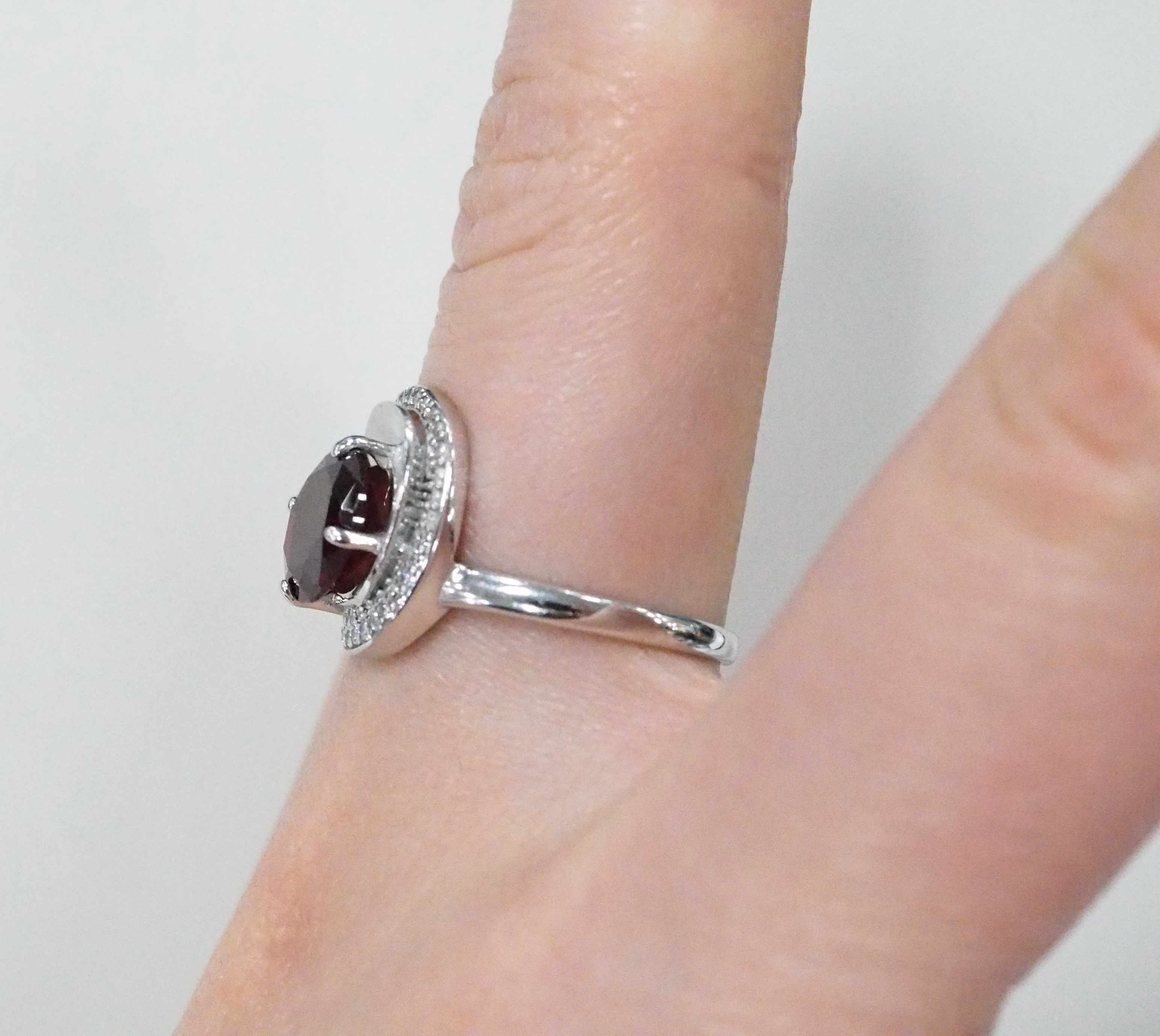 Серебряное кольцо с гранатом